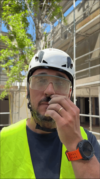 Persona usando el filtro nasal en su día a día